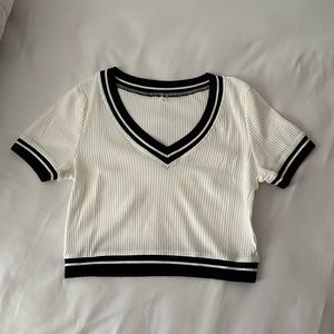 Black Contrast Trim Cropped Tee (size L)